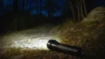 Nachtwanderungen mit Taschenlampen im Dunkeln