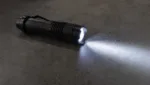 Taschenlampe: Risiken und Schutz für die Augen