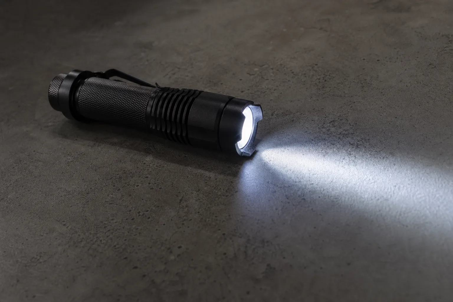Taschenlampe nicht direkt in die Augen richten: Risiken und Schutzmassnahmen